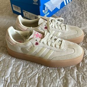 Women’s Valentine’s edition Sambae size 7